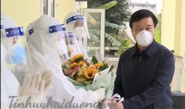 Đồng chí Bí thư Tỉnh ủy Phạm Xuân Thăng tặng hoa cán bộ y tế tại thành phố Chí Linh