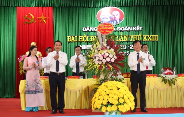 Đ/c Nhữ Văn Cúc - Phó bí thư Huyện ủy, Chủ tịch UBND huyện tặng hoa chúc mừng Đảng bộ xã Đoàn Kết 