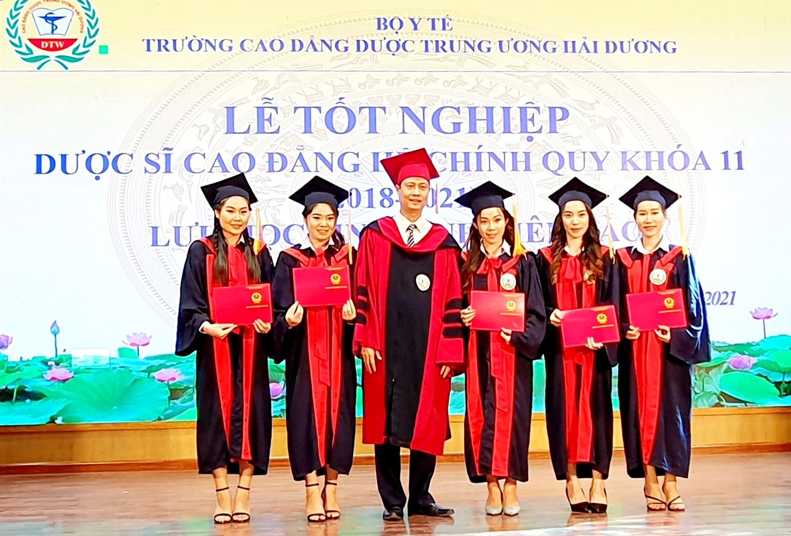5 lưu sinh viên Lào vừa tốt nghiệp dược sĩ Cao đẳng Dược Trung  ương Hải Dương