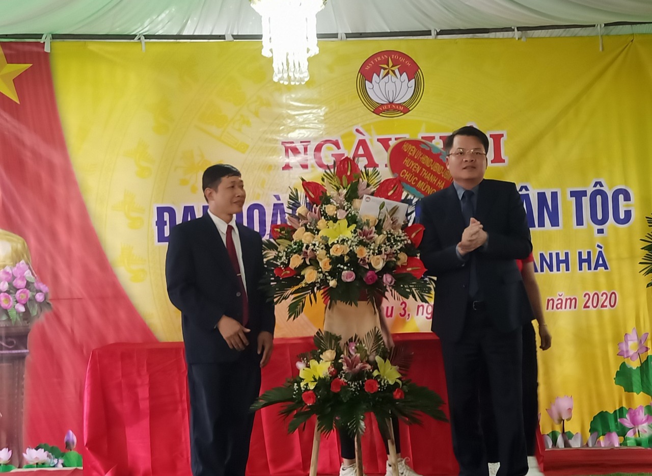 ĐC Trịnh Văn Thiện - TUV, Bí thư Huyện ủy, Chủ tịch UBND huyện tặng hoa chúc mừng