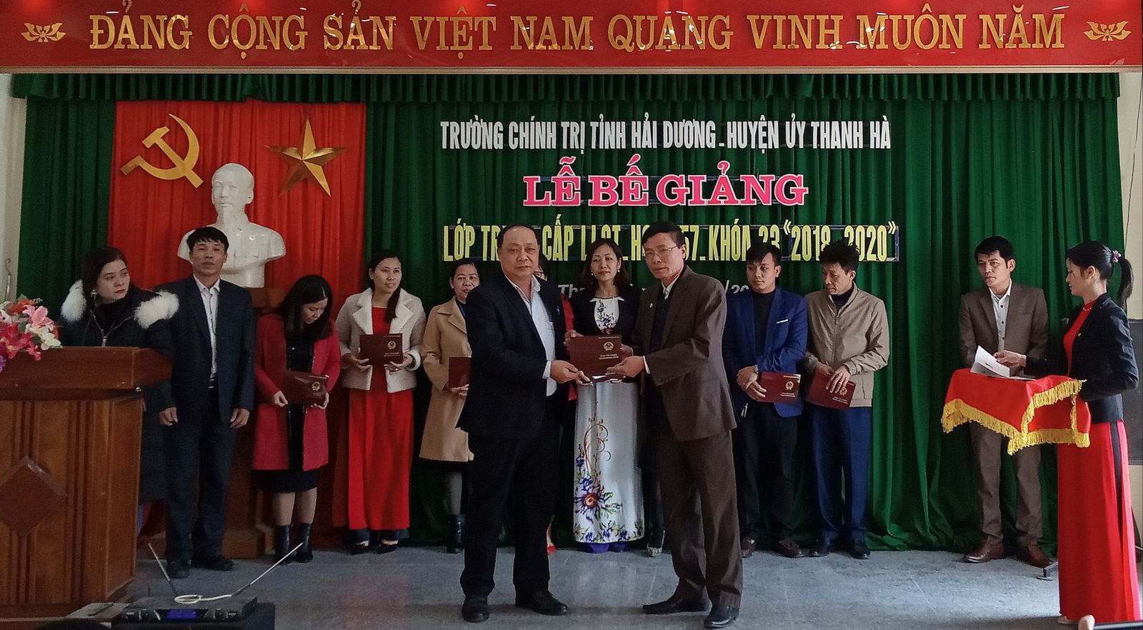 Đ/c Lê Văn Dũng - Phó Bí thư Thường trực, Chủ tịch HĐND huyện trao bằng cho học viên