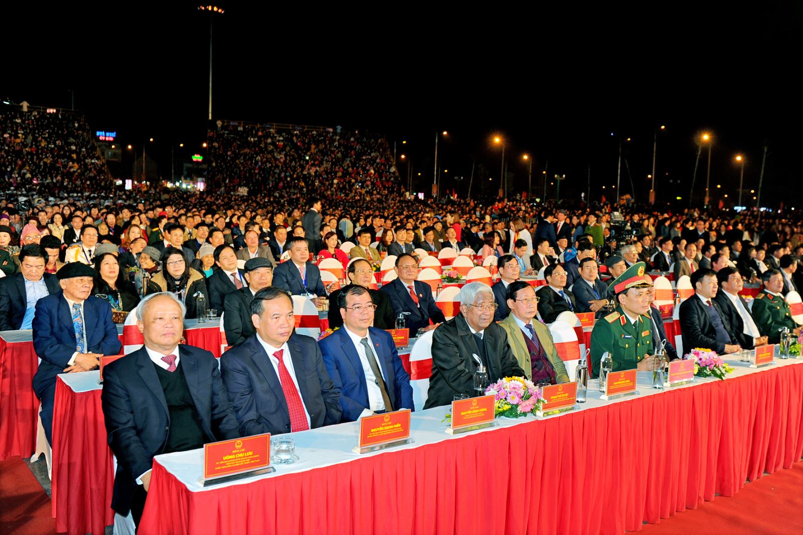 Các đồng chí lãnh đạo, nguyên lãnh đạo Đảng, Nhà nước, lãnh đạo tỉnh Hải Dương và thị xã Kinh Môn tham dự buổi lễ