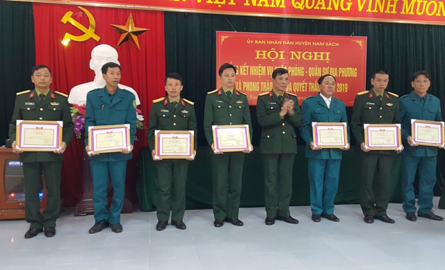 Đại tá Nguyễn Trọng Hưng, Phó Chỉ huy trưởng, tham mưu trưởng Bộ chỉ huy Quân sự tỉnh trao khen cho các tập thể, cá nhân