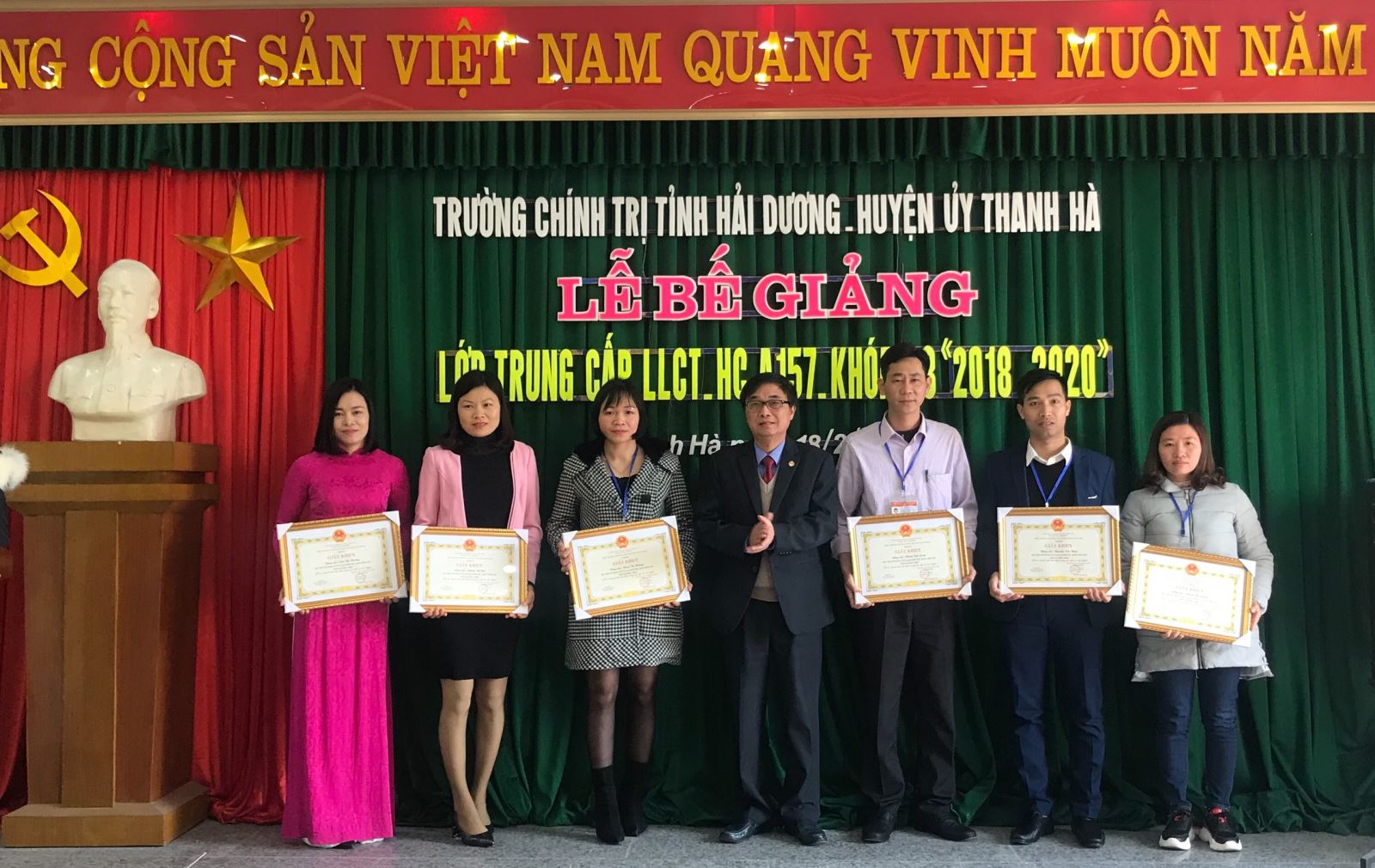 Đồng chí Lê Xuân Huy trao thưởng